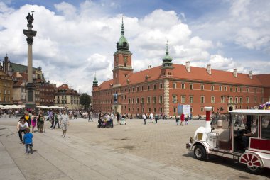 Avrupa 'da turistlerle dolu bir meydan