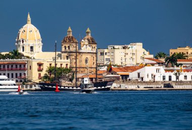 CARTAGENA, COLOMBIA - 29 Ekim 2015: Eski Cartagena limanı. Kolombiya 'nın en büyük beşinci şehri ve Barranquilla' dan sonra bölgenin en büyük ikinci şehridir..