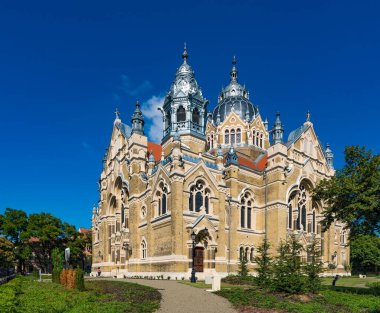 SZEGED, HUNGARY - 2 AĞUSTOS 2018 Szeged Sinagogu. 1907 yılında Yahudi Macar mimar Lipot Baumhorn tarafından tasarlanmış bir binadır.