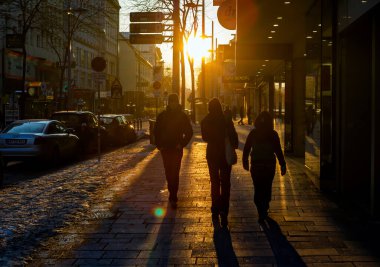 VIENNA, AUSTRIA - 23 Haziran 2012: Viyana, Avusturya 'da gün batımında Mariahilfer caddesinde yürüyen insanlar.