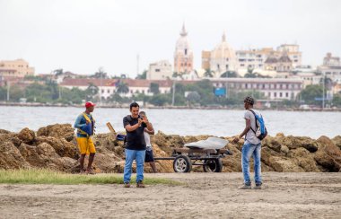 CARTAGENA, COLOMBIA - 29 Ekim 2015: Cartagena Hotel Zone plajında kimliği belirsiz insanlar. Kolombiya 'nın en büyük beşinci şehri ve Barranquilla' dan sonra bölgenin en büyük ikinci şehridir..