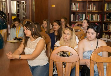 BUDAPEST, HUNGARY - 02 Eylül 2015: Budapeşte 'deki ELTE Üniversitesi' nin kimliği belirsiz öğrencileri ve öğretmenleri. Eotvos Lorand Üniversitesi (ELTE) Macaristan 'ın en büyük ve en eski üniversitesidir..