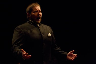 BUDAPEST, HUNGARY - 30 Ocak 2011 tarihinde Macaristan 'ın Budapeşte kentinde Merlin tiyatrosu sahnesinde Andras Barlay Macar opera sanatçısı.