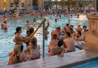 Budapeşte, Macaristan. 16 Nisan 2016: Macaristan 'ın Budapeşte kentinde güneşli bir günde Szechenyi Hamamları.