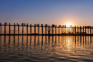 Denizin üzerindeki tahta köprü.