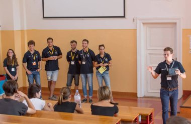 BUDAPEST, HUNGARY - 02 Eylül 2015: Budapeşte 'deki ELTE Üniversitesi' nin kimliği belirsiz öğrencileri ve öğretmenleri. Eotvos Lorand Üniversitesi (ELTE) Macaristan 'ın en büyük ve en eski üniversitesidir..