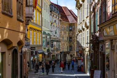 GRAZ, AUSTRIA - 2 Mayıs 2014 'te Avusturya' nın Graz kentindeki tarihi şehir merkezi. 300.000 kişilik nüfusuyla Graz, Avusturya 'nın ikinci en büyük şehri ve federal Styria eyaletinin başkentidir..