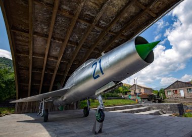 SANAHIN, ARMENIA - 19 Temmuz 2015: Sanahin köyündeki askeri uçak, ünlü Sovyet uçak tasarımcısı Artem Mikoyan 'ın doğduğu yer ve uzun zamandır Politbüro üyesi Anastas Mikoyan.