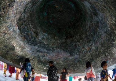 Tayland 'daki Budist tapınağındaki insanlar