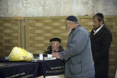 Peynir ve ekmekle kadın ve erkek aşçı