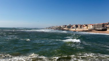 Deniz manzarası ve Akdeniz kıyılarının dalgaları