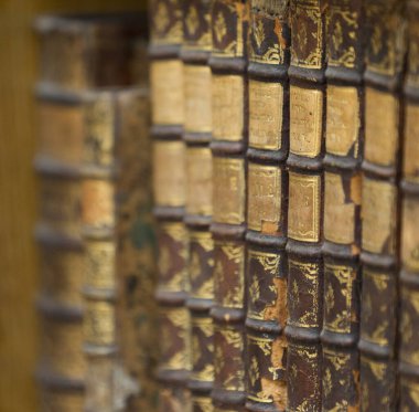 Kütüphanedeki eski kitaplar.