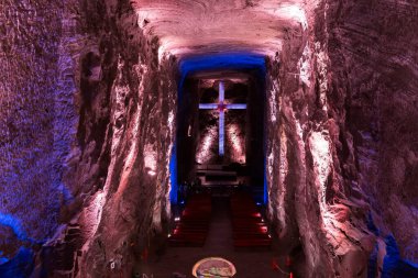 ZIPAQUIRA, COLOMBIA - 22 Ekim 2015: Yeraltı tuz katedralindeki şapel Zipaquira çok renkli tünellerde bir madenden inşa edildi.
