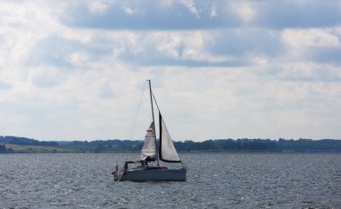 Gölde yelkenli tekne