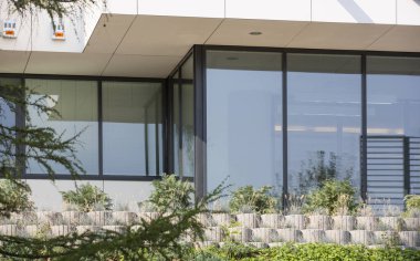 modern bina dış balkon ve pencere ile