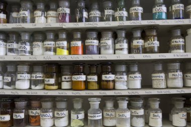 Bir mağazada bir sürü farklı boyutlarda ve renkli şarap şişeleri var.