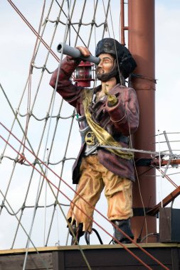 Korsan heykeli taşıyan yelkenli tekne