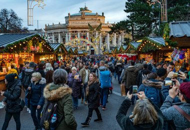 VİANNA, AUSTRIA - 19 Aralık 2019 İnsanlar Avustralya 'nın başkentindeki yıllık Noel pazarını ziyaret ediyor. 