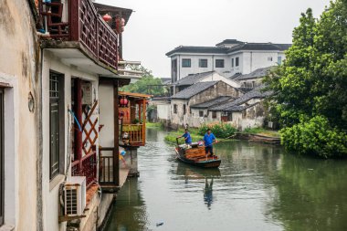 Tayland köyünde balıkçı tekneleri