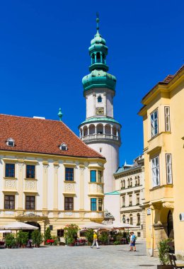 Krakow, Polonya 'nın merkezinde tarihi binaları olan eski belediye binası.