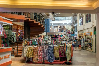 Mağazada renkli kıyafetler var.