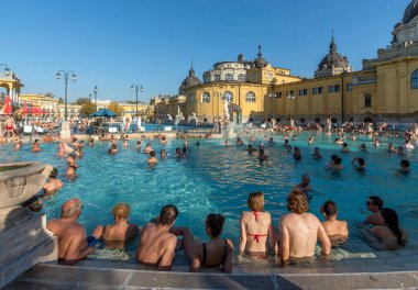 Budapeşte, Macaristan. 16 Nisan 2016: Macaristan 'ın Budapeşte kentinde güneşli bir günde Szechenyi Hamamları.