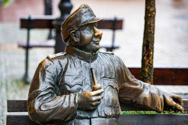 Sanok, Polonya - 9 Temmuz 2009: Polonya 'nın Sanok kentindeki ana meydanda Svejk heykeli