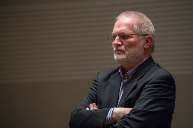 BUDAPEST, HUNGARY - 22 Eylül 2015: Gyorgy Kurtag ödüllü klasik müzik Macar besteci ve Japonya Vakfı 'nın BMC Merkezi' ndeki basın tanıtımına katılan bir piyanist.