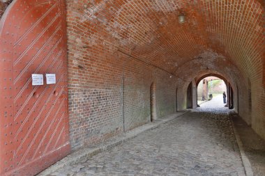 Tallinn 'in tarihi merkezinde eski tuğla duvar