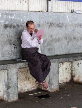 Tayland 'daki Budist tapınağındaki insanlar