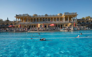 Budapeşte, Macaristan. 16 Nisan 2016: Macaristan 'ın Budapeşte kentinde güneşli bir günde Szechenyi Hamamları.