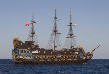 Denizdeki bir geminin görüntüsü.