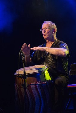 Kimliği belirsiz insanlar sahnede müzik yapıyor.