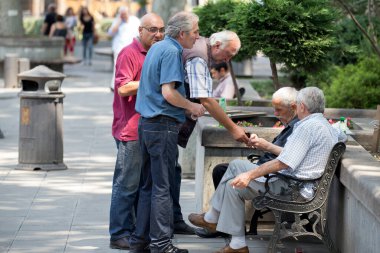 Şehir sokaklarında kıdemli adamlar