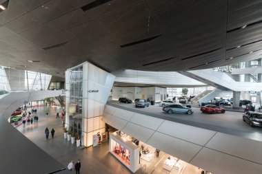 MUNICH, Almanya - 17 Mart 2018: BMW Welt 'in dışı, BMW' nin çok işlevli müşteri deneyimi ve sergi tesisi. COOP HIMELB (L) AU tarafından tasarlanmıştır..