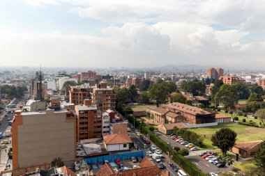 Kolombiya Montserrat tepesinden Bogota 'nın sisli manzarası