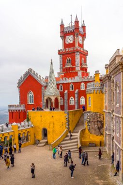 SINTRA, PORTUGAL - 3 Ocak 2017: Portekiz 'in Sintra kentindeki Sao Pedro de Penaferrim şehrindeki Pena Sarayı' nı ziyaret edenler.