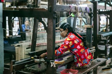 Kadınlar Myanmar 'da kıyafet fabrikasında çalışıyor.