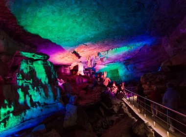 Prometheus CAVE, GEORGIA - 24 Temmuz 2015 'te Tskaltubo, Georgia yakınlarındaki Prometheus mağarası. Bu Gürcistan 'ın doğal harikalarından biridir. Sarkıtların ve dikitlerin nefes kesici örneklerinden biridir..