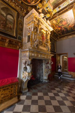 İstanbul 'daki büyük sarayın içinde.