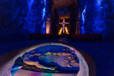 ZIPAQUIRA, COLOMBIA - 22 Ekim 2015: Yeraltı tuz katedralindeki şapel Zipaquira çok renkli tünellerde bir madenden inşa edildi.  