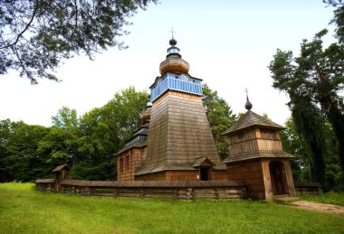 Yaz ormanında ahşap kilise