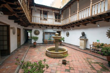 BOGOTA, COLOMBIA 22 Ekim 2015: şehir merkezinde Manuela Saenz Evi. Güney Amerika 'nın devrimci kahramanıydı ve Güney Amerika devrimci lideri Simon Bolivar' ın metresiydi..