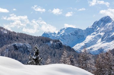 İsviçre Alplerindeki dağların manzarası