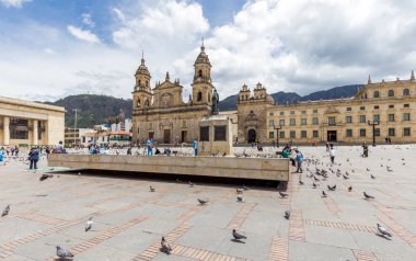 BOGOTA, COLOMBIA - 22 Ekim 2015: Başkent merkezindeki Bolivar Meydanı 'nda kimliği belirsiz insanlar. Bogota Latin Amerika 'nın en hızlı büyüyen büyük şehridir..