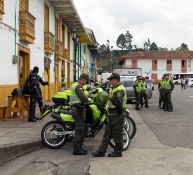 SALENTO, KOLOMBIA - 25 Ekim 2015: Salento şehir merkezinde polis. Salento, Kolombiya 'nın Zona Cafetera bölgesinde, Quindao departmanında sakin bir kasabadır..