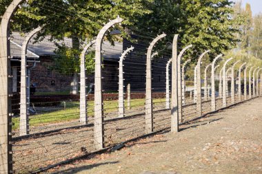OSWIECIM, POLAND - 22 Ekim 2012 'de Polonya' nın Oswiecim kentinde eski bir Nazi imha kampı olan Auschwitz Kampı II. Avrupa 'daki en büyük Nazi toplama kampıydı..