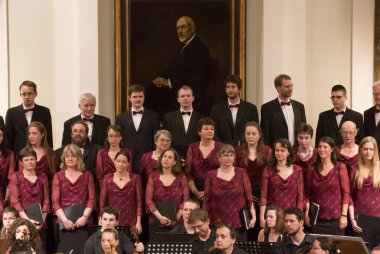 Bir konserde müzik çalan müzisyenler