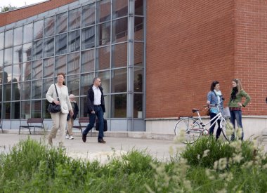 Şehirde bisiklet süren bir grup genç.