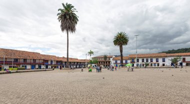 ZIPAQUIRA, COLOMBIA - 22 Ekim 2015: Zipaquira 'nın ana meydanı. Kasaba öncelikle tuz katedrali olarak bilinir. Bir tünelde tuz deposu içine inşa edilmiş bir yeraltı kilisesi..